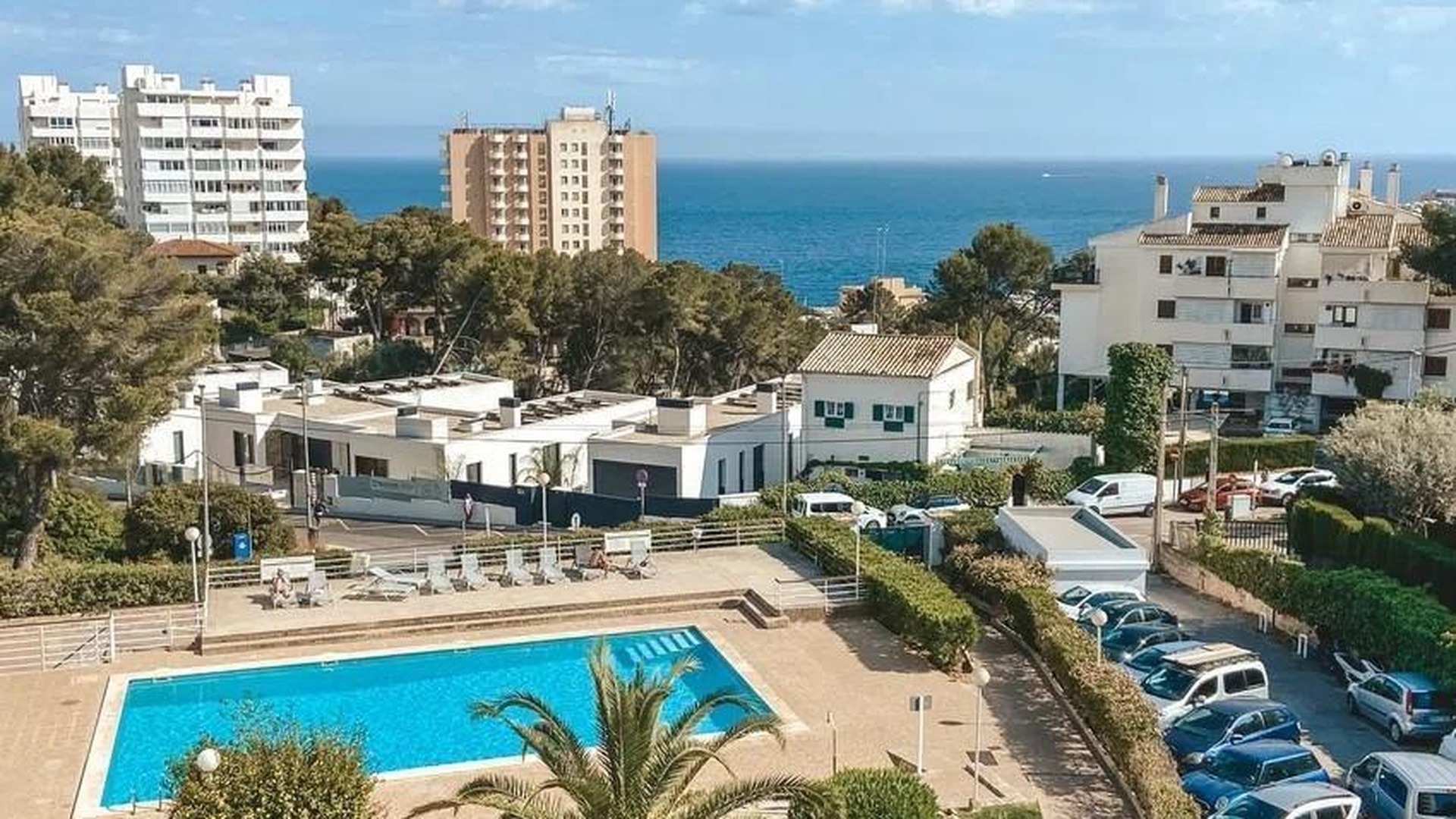 Panorama osiedla z basenem oraz błękitnym morzem w tle – Sant Agustí, zachodnia Palma.