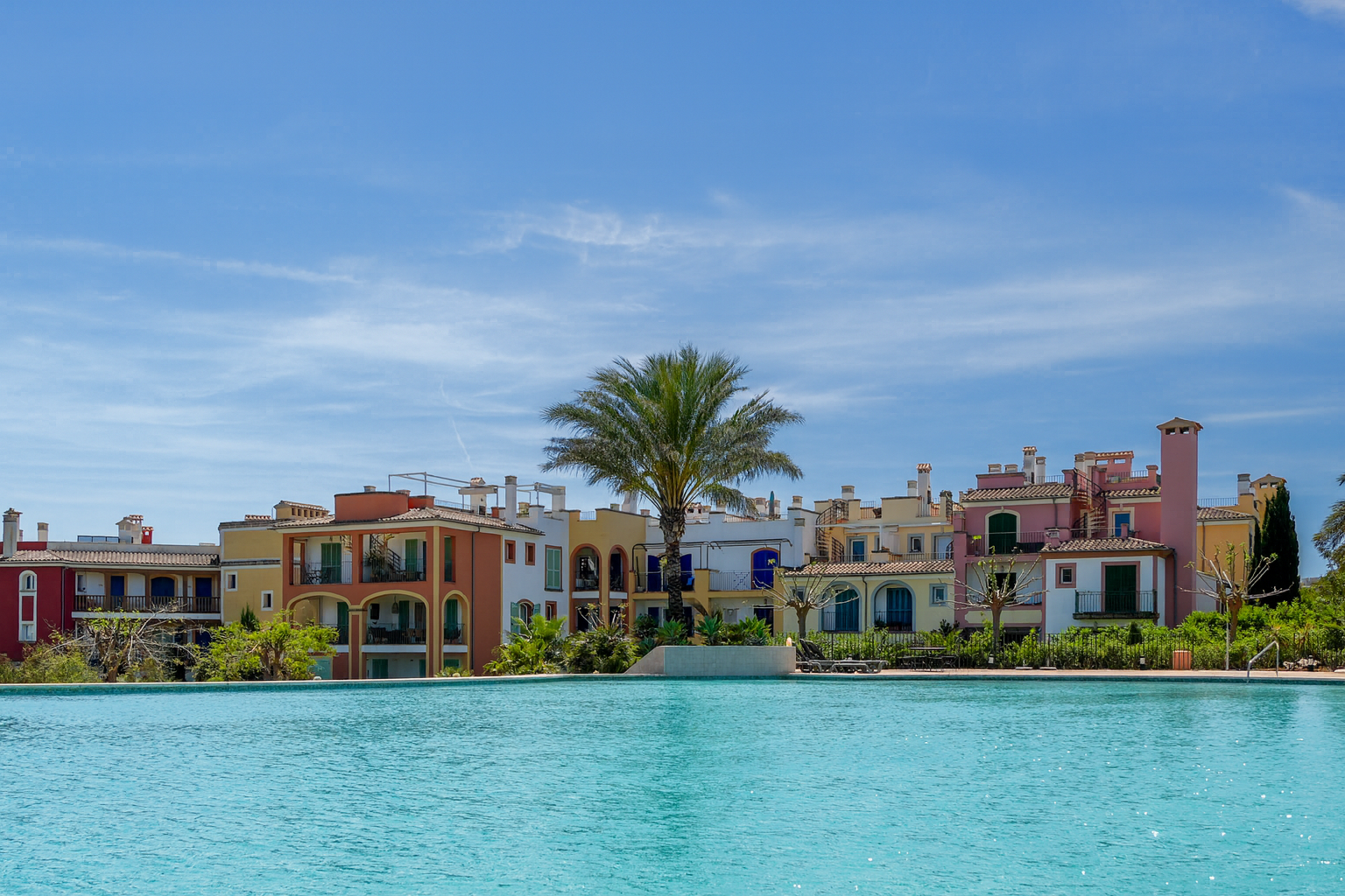 Widok na osiedle z basenem